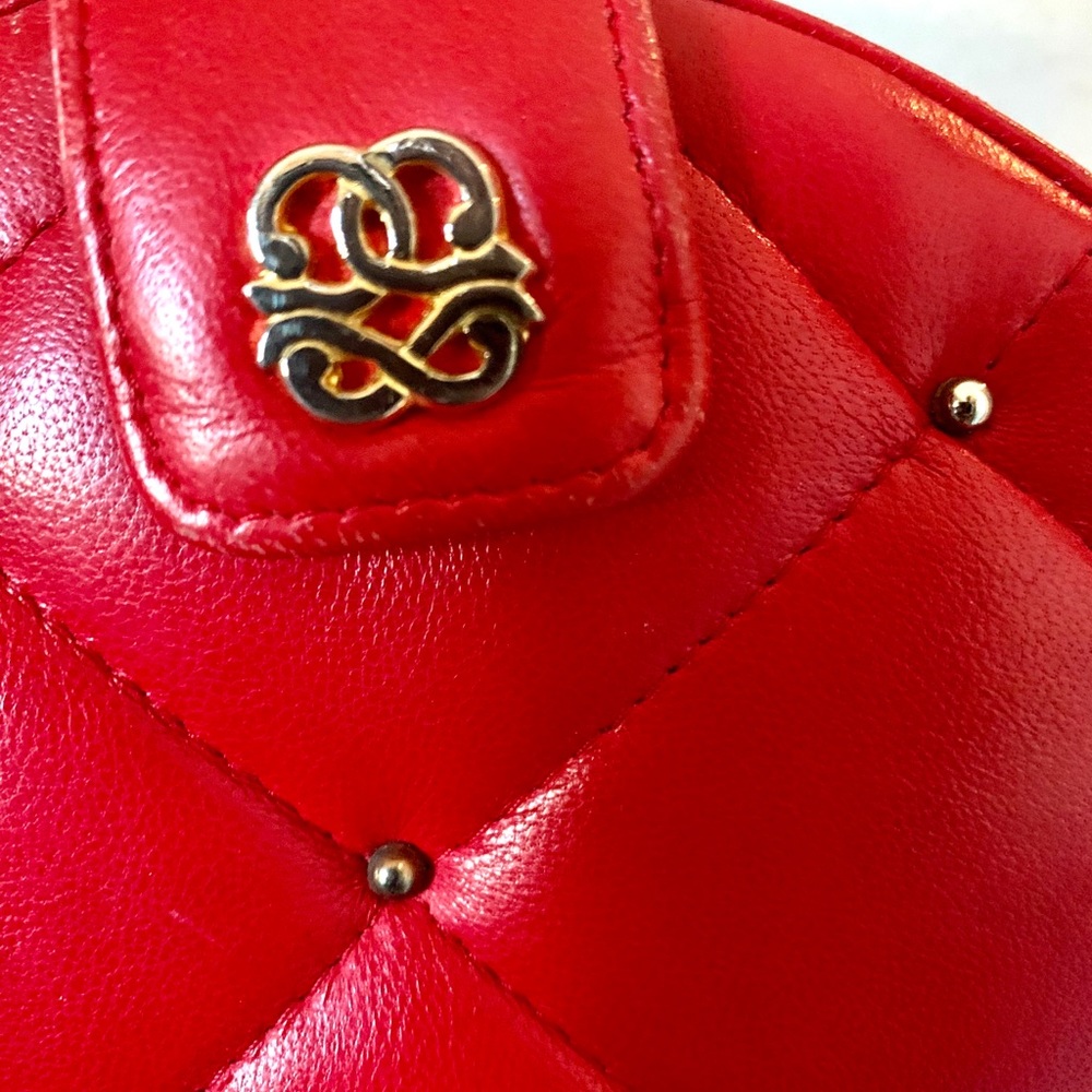 Vintage quilted crossbody w/chain strap. - Picture 7 of 7